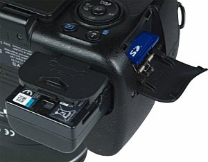 Sony Alpha 57 Akkufach und Speicherkartenfach [Foto: MediaNord]